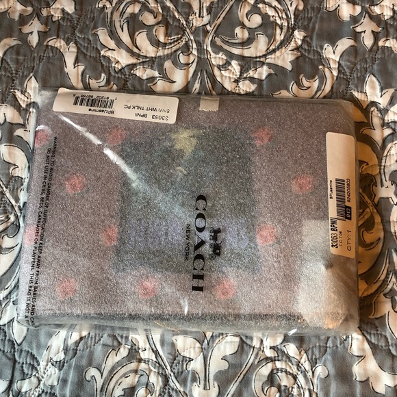 Disney X Coach Snow White Turnlock Pouch - Picture 2 of 8